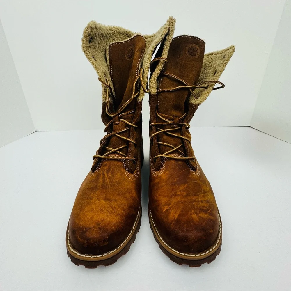 Timberland Junior Shearling Classic Boots in brown leather. Size 5.